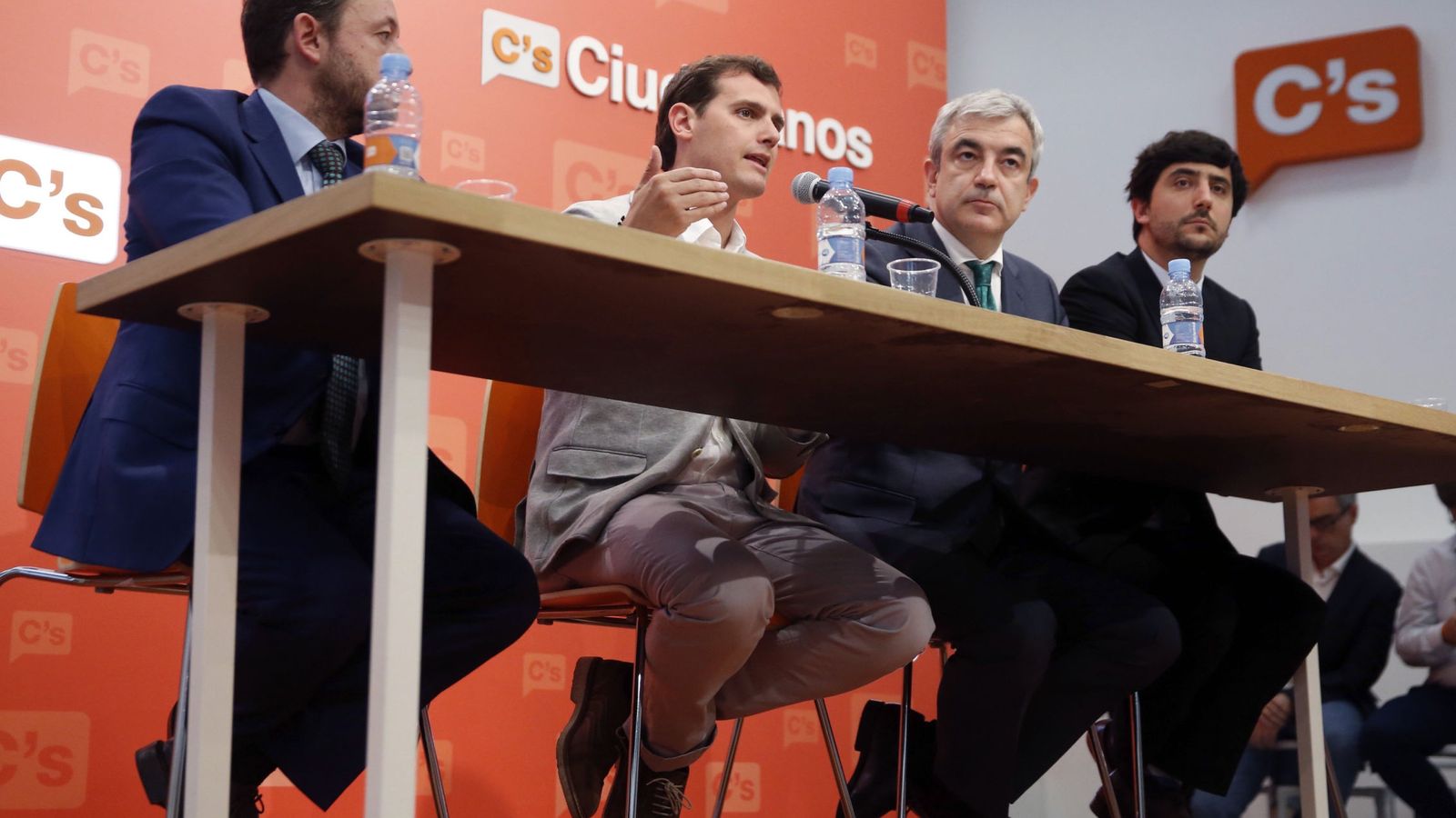 Foto: El presidente de Ciudadanos, Albert Rivera (2i), acompañado de su equipo económico en la sede de Madrid. (EFE)