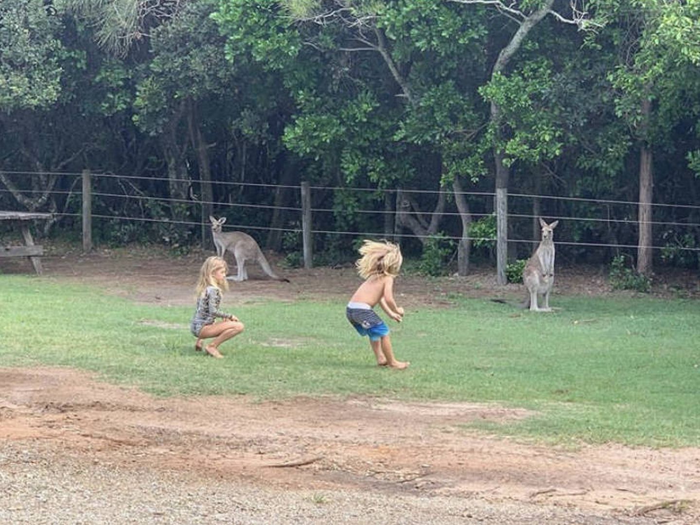 Saltando con los canguros. (Instagram @chrishemsworth)