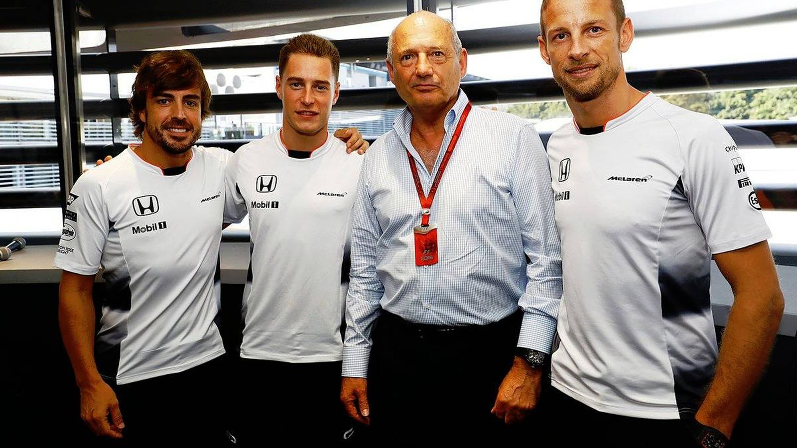 Foto: Los pilotos de McLaren, Alonso, Vandoorne y Button, junto a Ron Dennis.