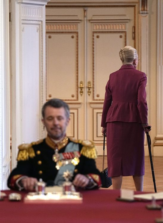 La reina abandona el Consejo de Estado. (EFE)