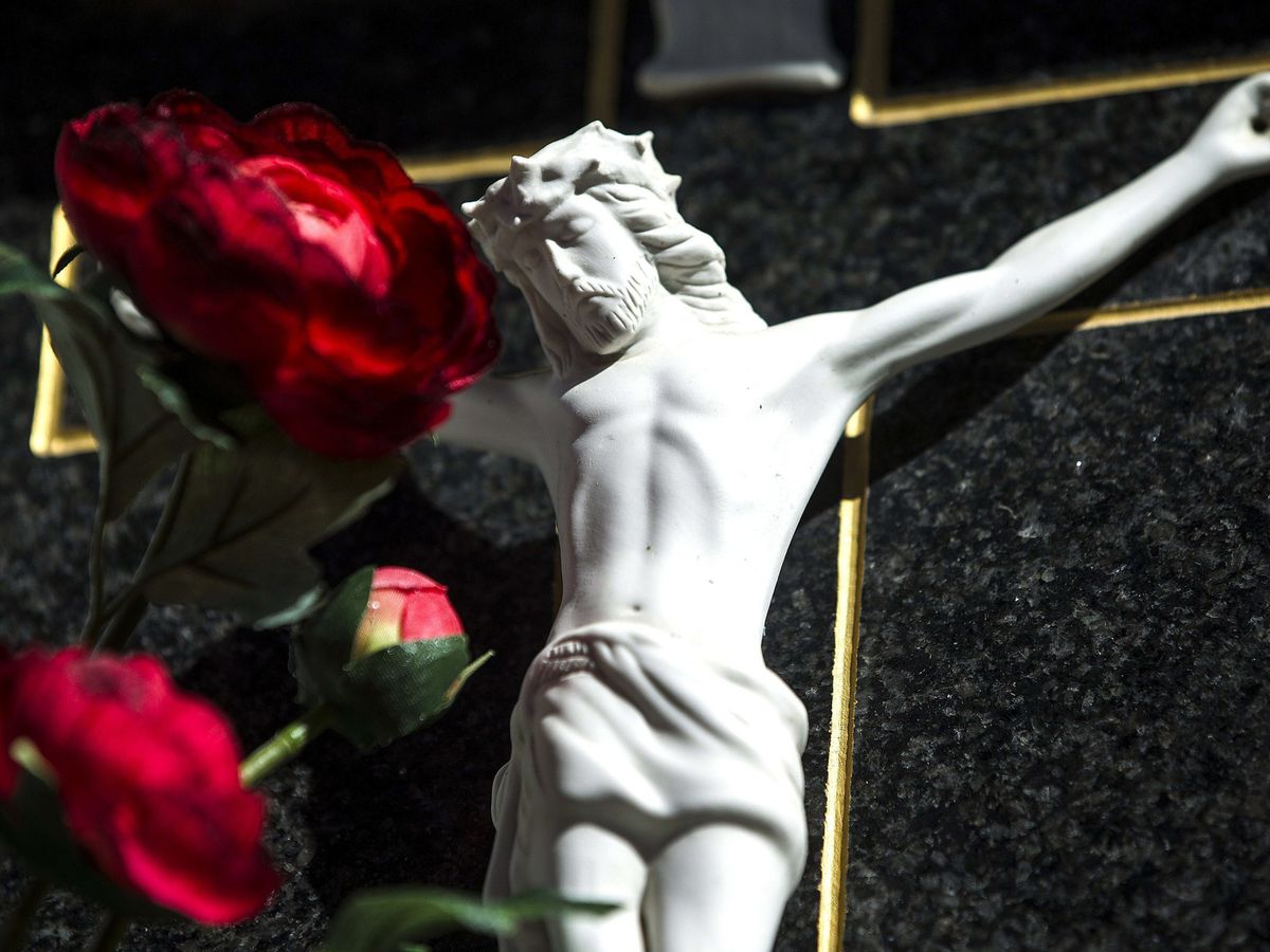 Foto: Imagen de archivo de un crucifijo en un cementerio. (EFE/Jorge Zapata)