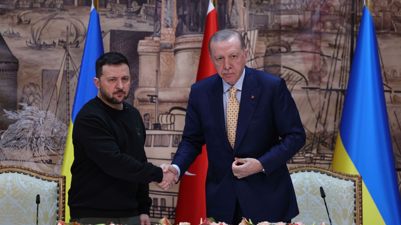 Foto: El presidente turco, Recep Tayyip Erdogan (d), y su homólogo ucraniano, Volodímir Zelenski. (EFE/EPA/Tolga  Bozoglu)