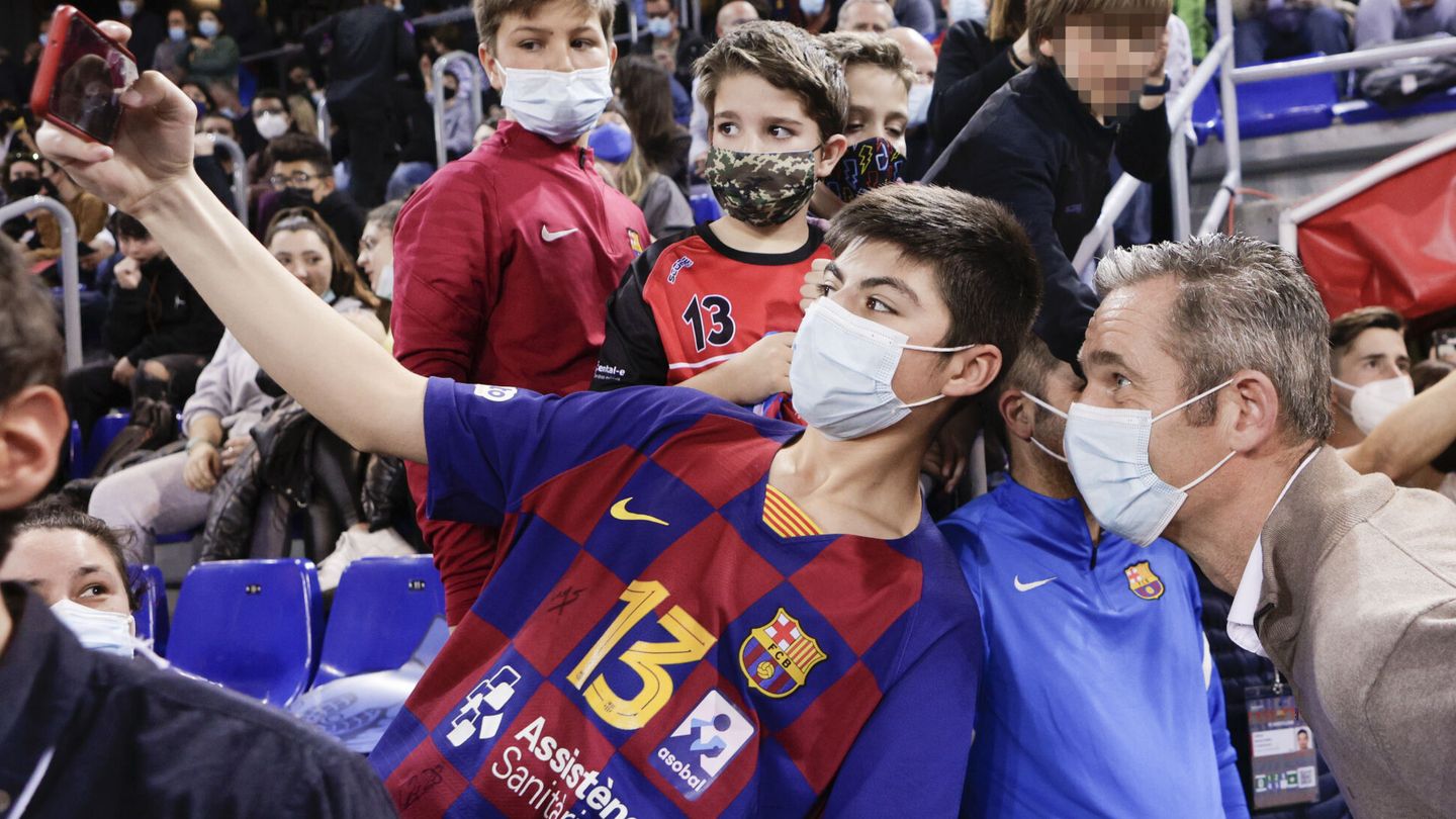 Iñaki Urdangarin, con un aficionado en el Palau Blaugrana en octubre. (EFE/Quique García)