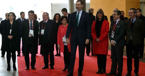 Foto: El Rey, a su llegada al Mobile World Congress, junto a Santamaría, Colau, Enric Millo y el ministro Álvaro Nadal. (EFE) 
