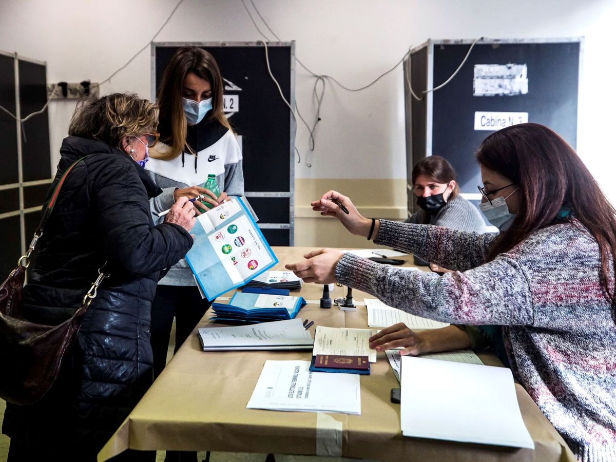 Foto: Mesa electoral en las últimas elecciones municipales en Italia. (EFE/Angelo Carconi)
