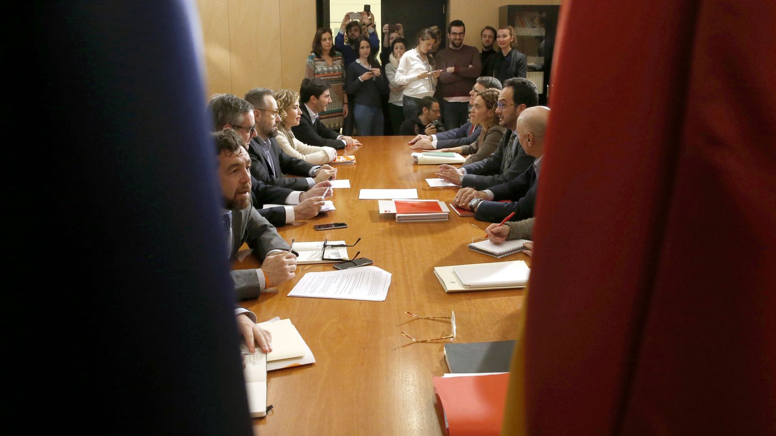 Foto: Reunión de los equipos negociadores de PSOE (a la derecha) y Ciudadanos, este 17 de febrero en la sala Martínez Noval del Grupo Socialista en el Congreso. (EFE)