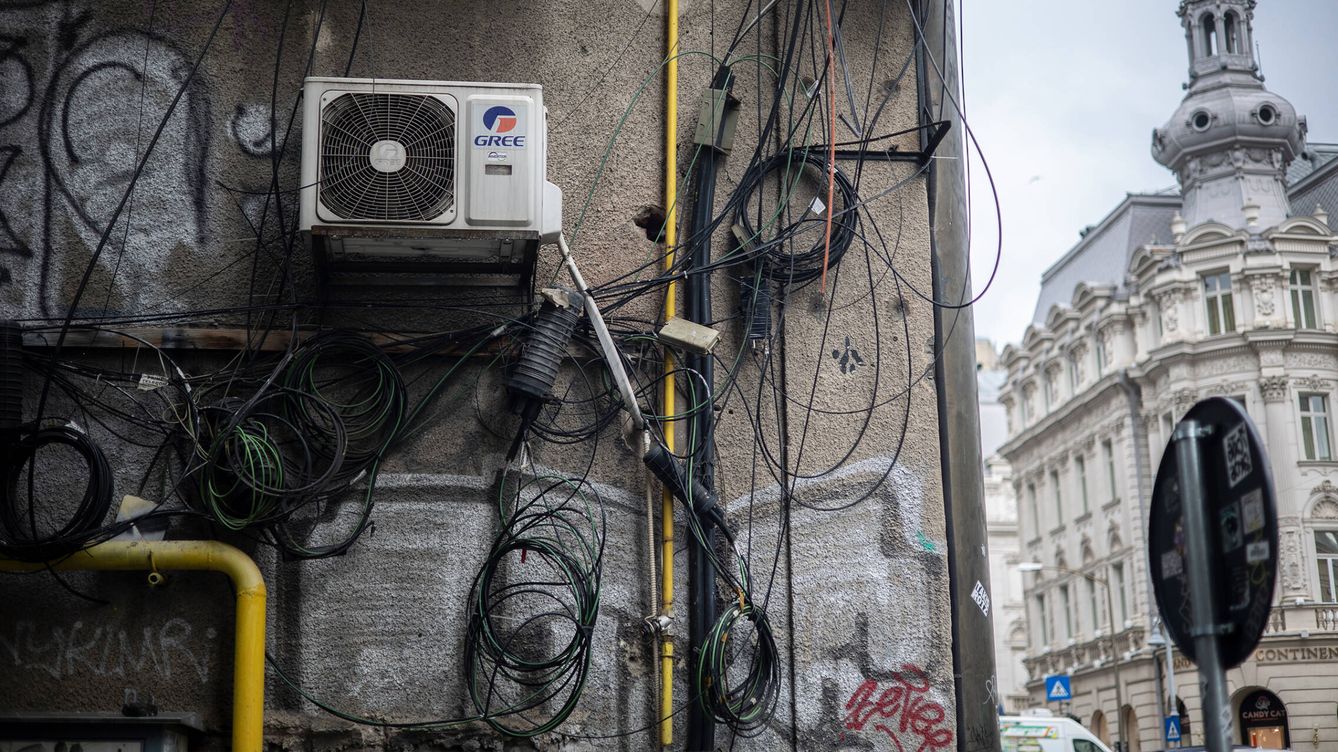 Foto: Cables en una calle de Bucarest.