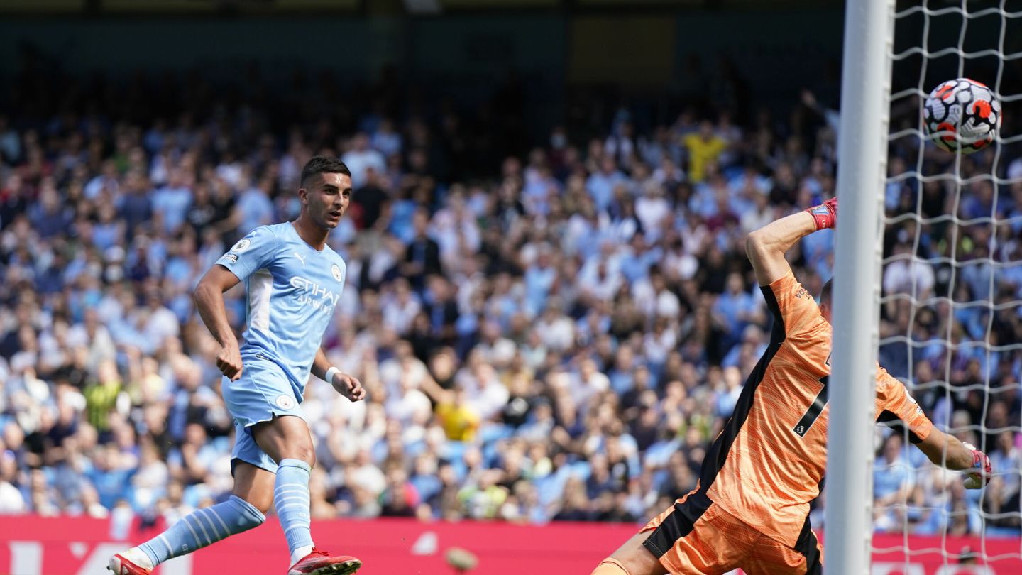 Ferran Torres anota un gol con el Manchester City. (Reuters)