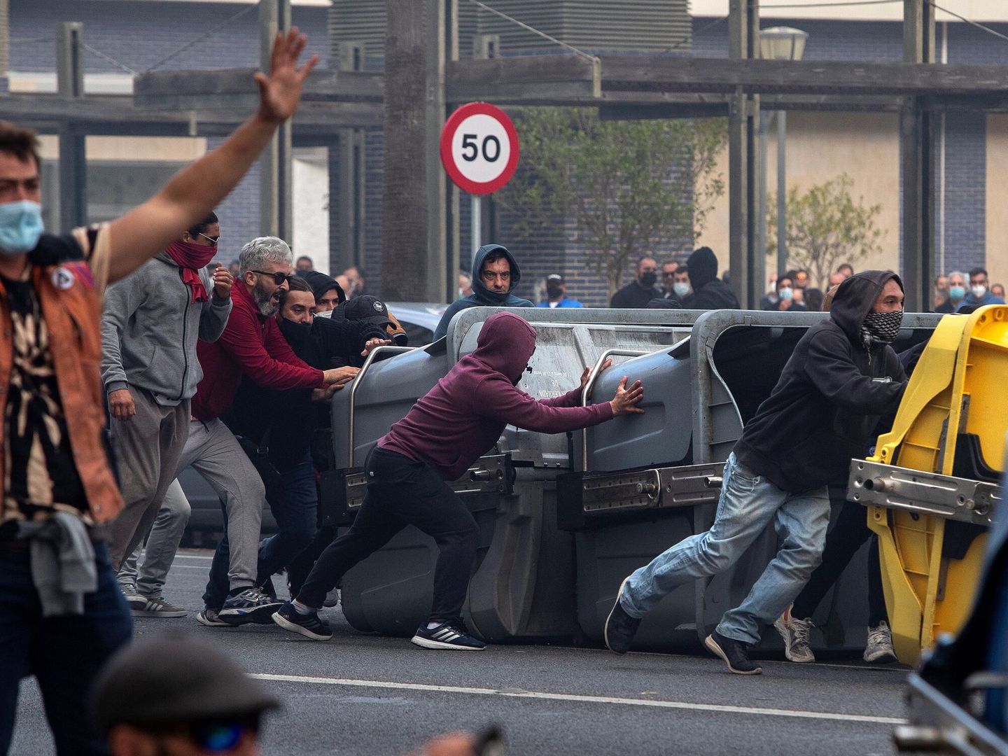 Parte de los manifestantes durante su participación en Cádiz en la manifestación de apoyo a la huelga de los trabajadores del metal. (Román Ríos/EFE)