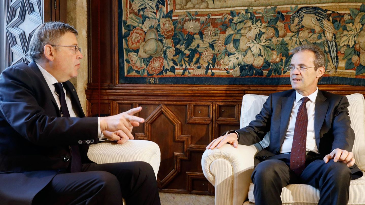 Ximo Puig (i) conversa con el presidente de CaixaBank, Jordi Gual. (EFE)