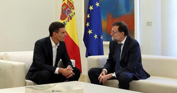 Foto: El presidente del Gobierno, Mariano Rajoy, dialoga con el secretario general del PSOE, Pedro Sánchez. (Reuters)