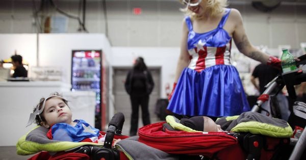 Foto: Una madre disfrazada con su bebé en el Big Apple Comic Con, en Nueva York. (Reuters)