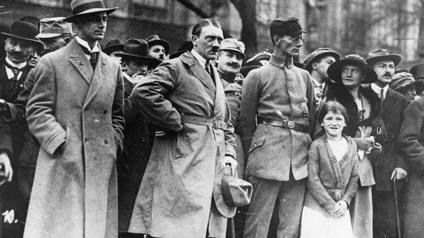 A la izquierda, Alfred Rosenberg junto a Adolf Hitler y Friedrich Weber, durante el 'Putsch' de Múnich, en noviembre de 1923