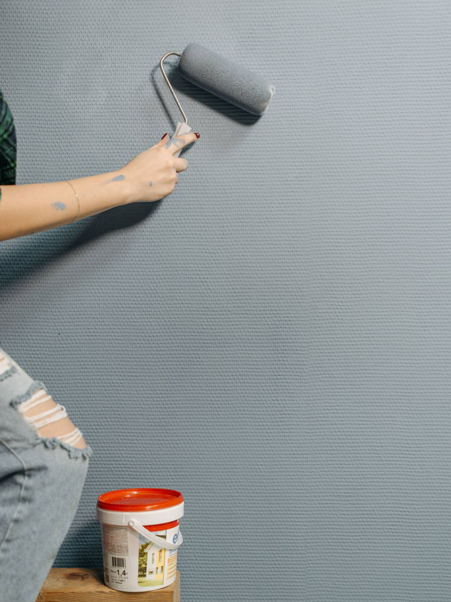 Pintar las paredes puede ser una buena actividad en familia. (Pexels/ Pavel Danilyuk)