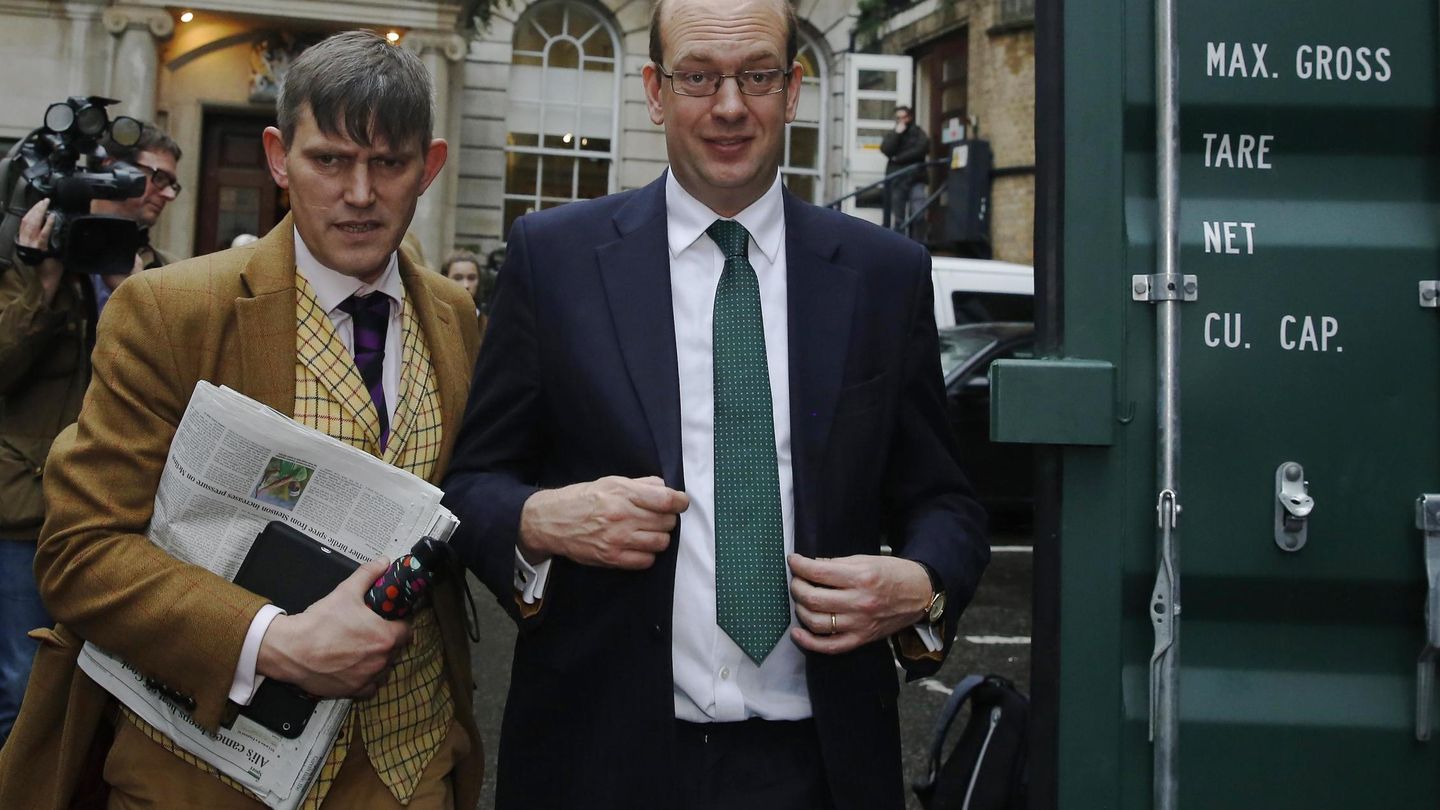 Gawain Towler (izquierda) y el parlamentario del Ukip Mark Reckless, en noviembre de 2014. (Reuters)