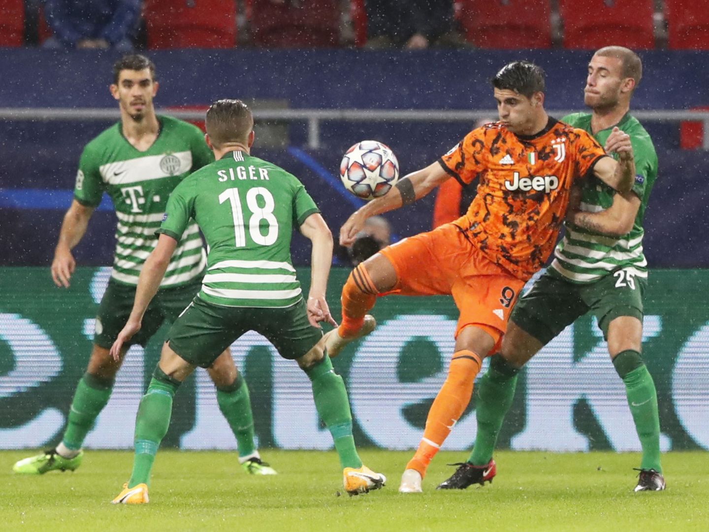 Morata dispra a portería en el partido contra el Ferencvaros. (Efe)