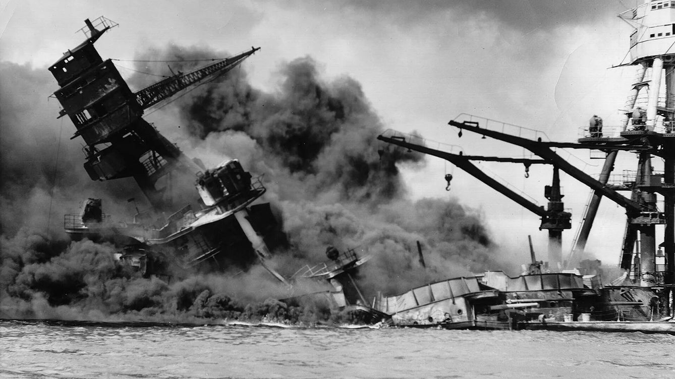 Foto: El superacorazado USS Arizona se hunde en el puerto de Pearl Harbor tras el ataque japonés del 7 de diciembre de 1941. Los analistas americanos temen un ataque similar chino con misiles hipersónicos antinavío
