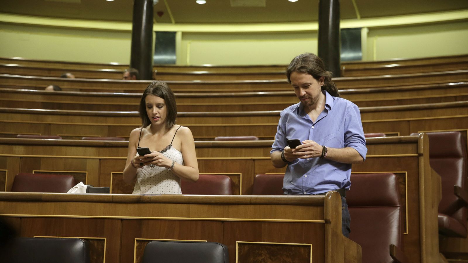 Foto:  El líder de Podemos, Pablo Iglesias (d), y su jefa de gabinete, Irene Montero (i), ocupan sus escaños al inicio de la segunda sesión del debate de investidura. (EFE)