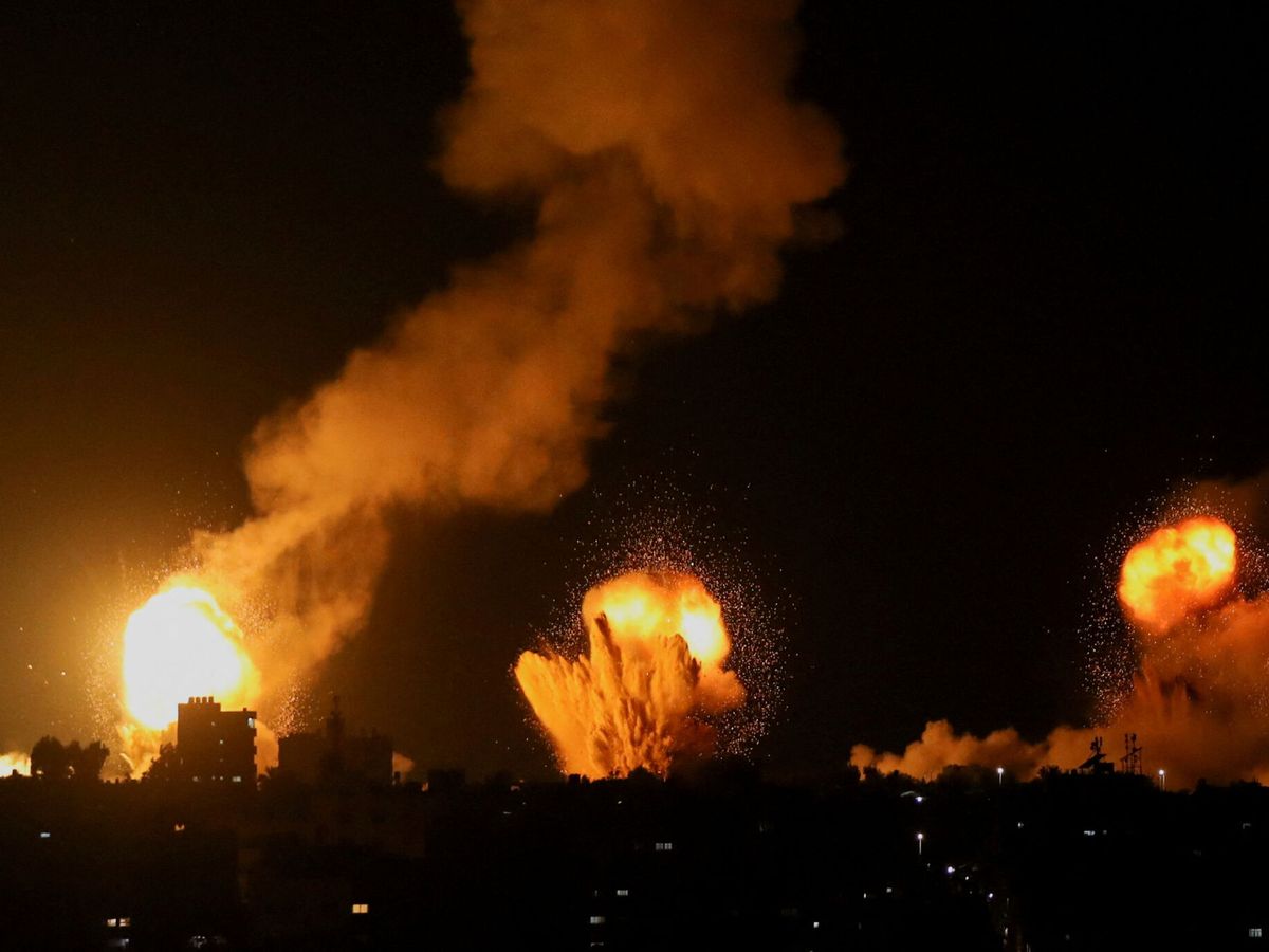 Foto: Humo y llamas durante los ataques aéreos israelíes en el sur de la Franja de Gaza. (Reuters/Ashraf Amra)