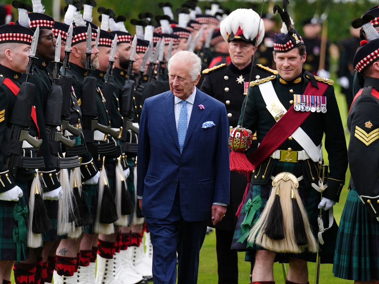 Carlos III pasa revista a las tropas en los actos de la mañana. (Reuters)