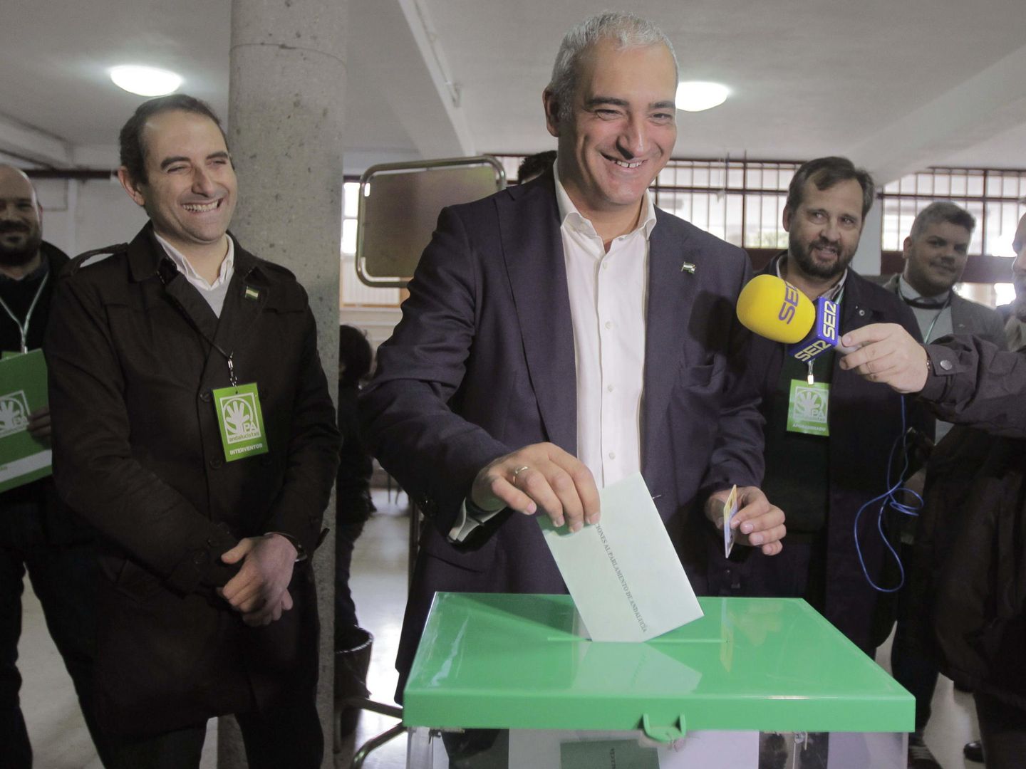 Antonio Jesús Ruiz vota en las últimas elecciones. (EFE)