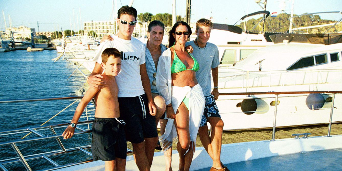 Jaime Ostos con algunos de sus hijos en 2001 (Gtres)