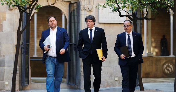 Foto: El presidente de la Generalitat, Carles Puigdemont (c), su vicepresidente, Oriol Junqueras (i) y jordi Turull (d). (EFE)