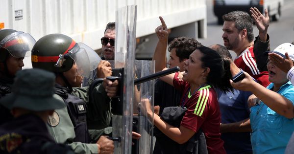 Foto: Diputados venezolanos se enfrentan a la Guardia Nacional cuando intentan llegar a la frontera con Colombia. (Reuters) 