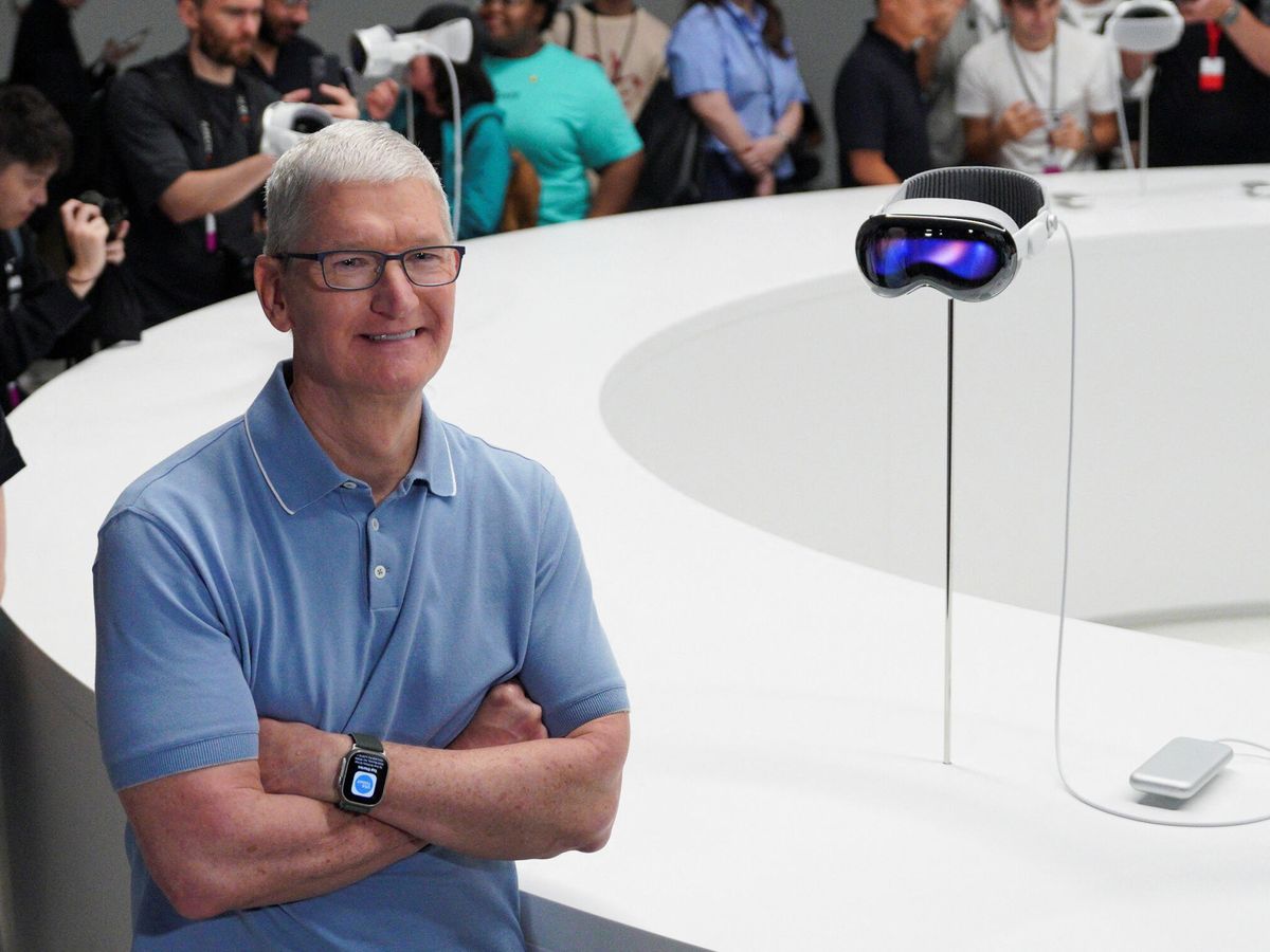 Foto: El CEO de Apple, Tim Cook, junto a las Vision Pro. (Reuters/Loren Elliot)