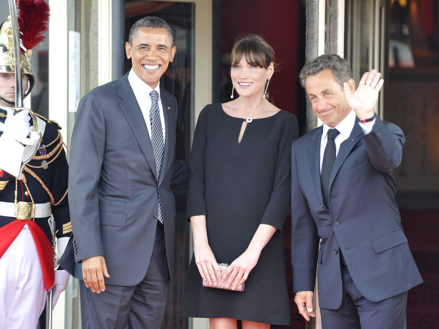 Nicolas Sarkozy y su esposa, Carla Bruni-Sarkozy, reciben al presidente estadounidense Barack Obama en el marco de la cumbre del G8, celebrada en la localidad francesa de Deauville, el 26 de mayo de 2011. (EFE)