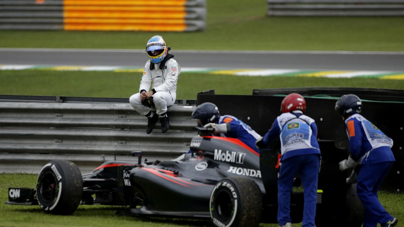 Foto: Alonso no pudo terminar la segunda sesión de entrenamientos libres (Efe)