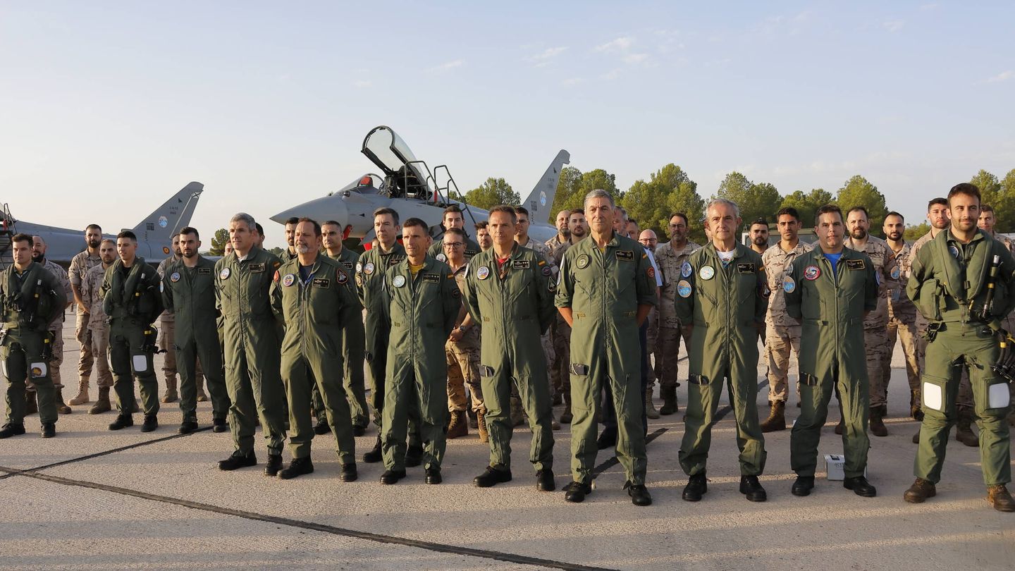 El general Espresati (centro) junto a pilotos y personal de Pacific Skies antes de despegar desde Los Llanos (Juanjo Fernández)