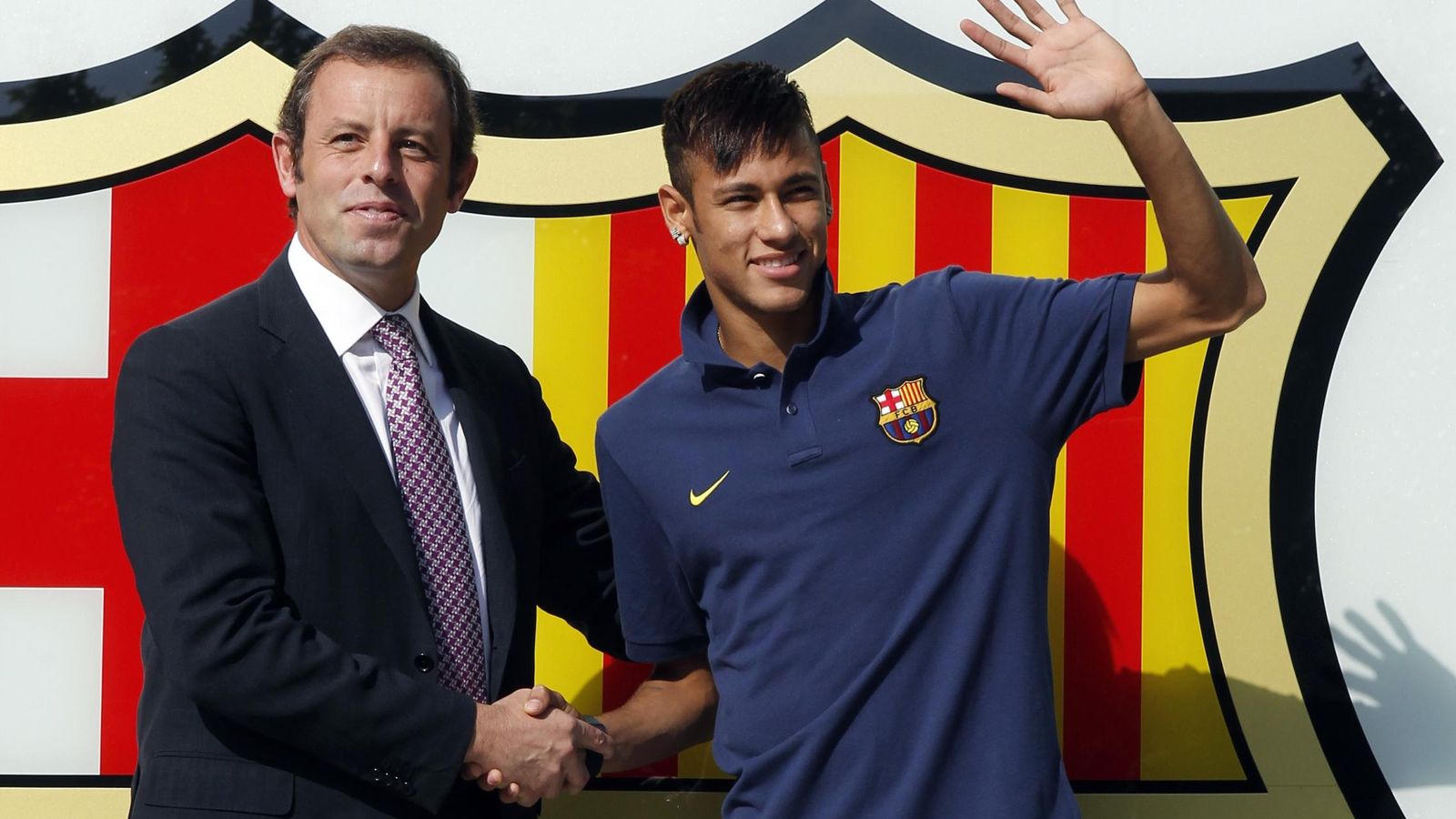 Foto: Neymar, junto a Sandro Rosell, en su presentación como jugador del Barça. (Reuters)
