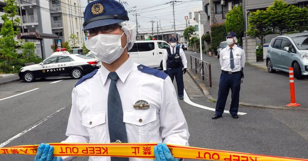 Foto: Foto de archivo de policías trabajando en el lugar donde se perpetró un ataque con arma blanca en Kawasaki. (EFE)