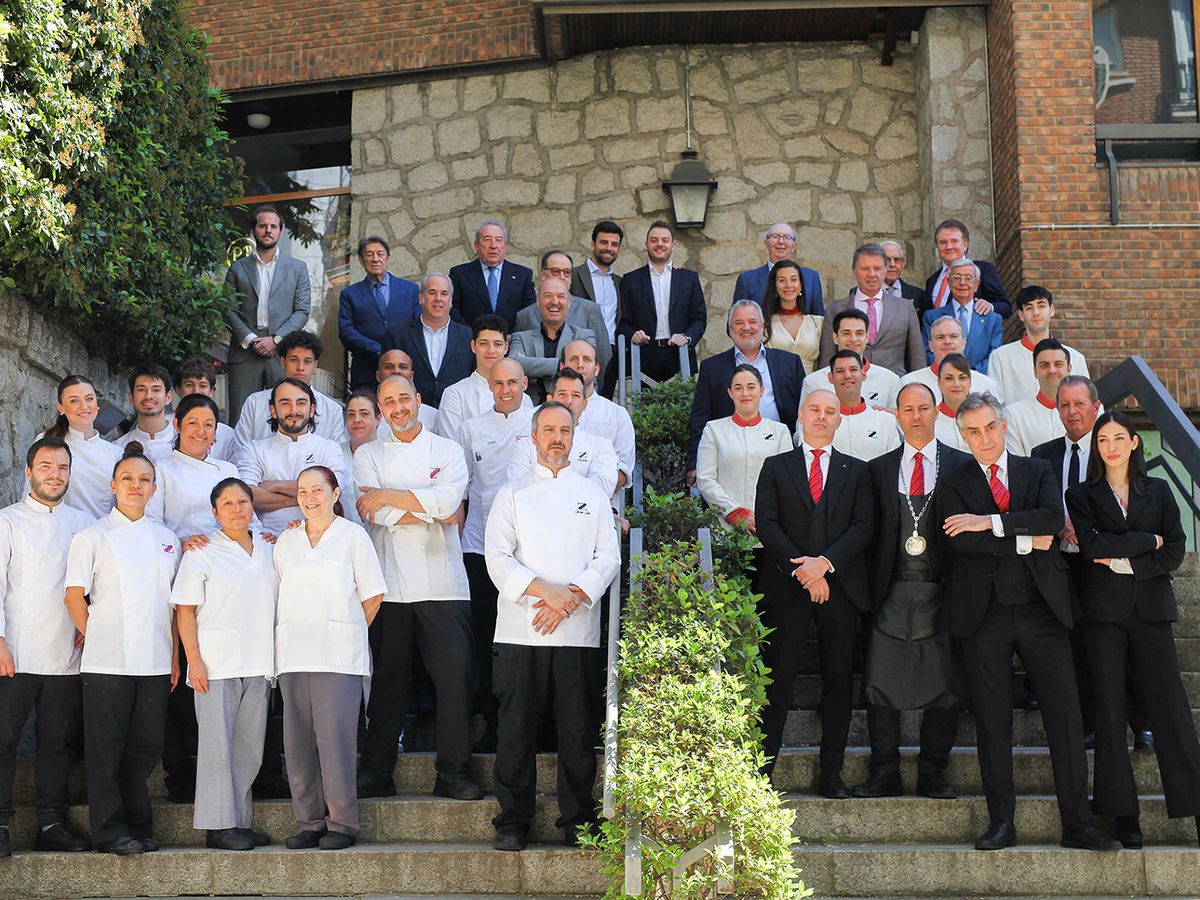 Foto: Los propietarios de Zalacaín y el presidente de la Academia Iberoamericana de Gastronomía con los profesionales de antes y de ahora, en la presentación del libro 'Zalacaín 50 años'. (Zalacaín)