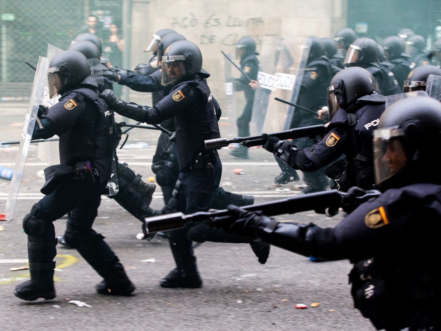 Agentes antidistubios durante una carga contra los manifestantes. (EFE)