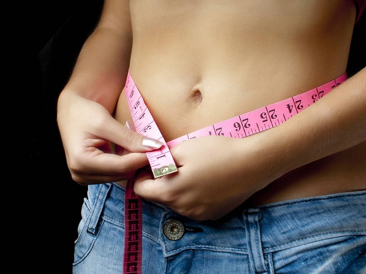 Foto: Una mujer se mide la cintura. (Pixabay)