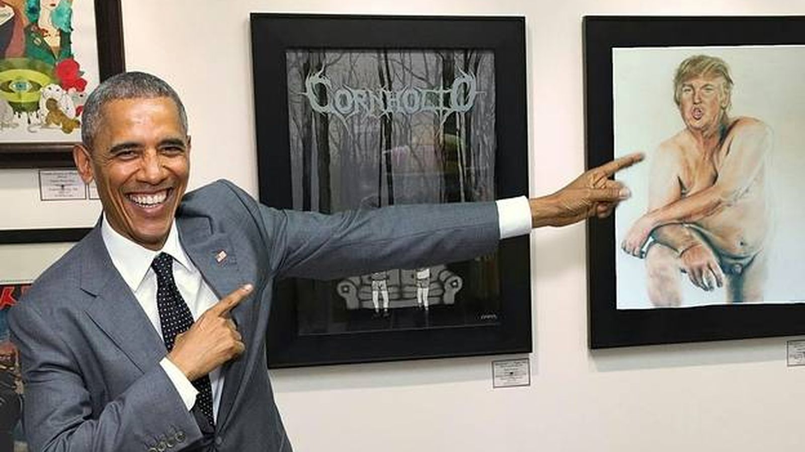 Foto: Foto manipulada de Obama señalando a un cuadro con un desnudo de Donald Trump.