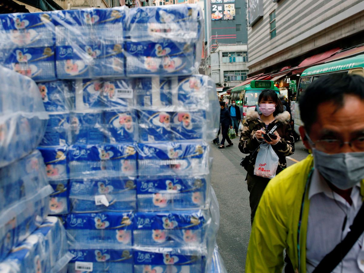 Foto: El papel higiénico se ha convertido en uno de los productos más demandados en Hong Kong (Reuters/Tyrone Siu)