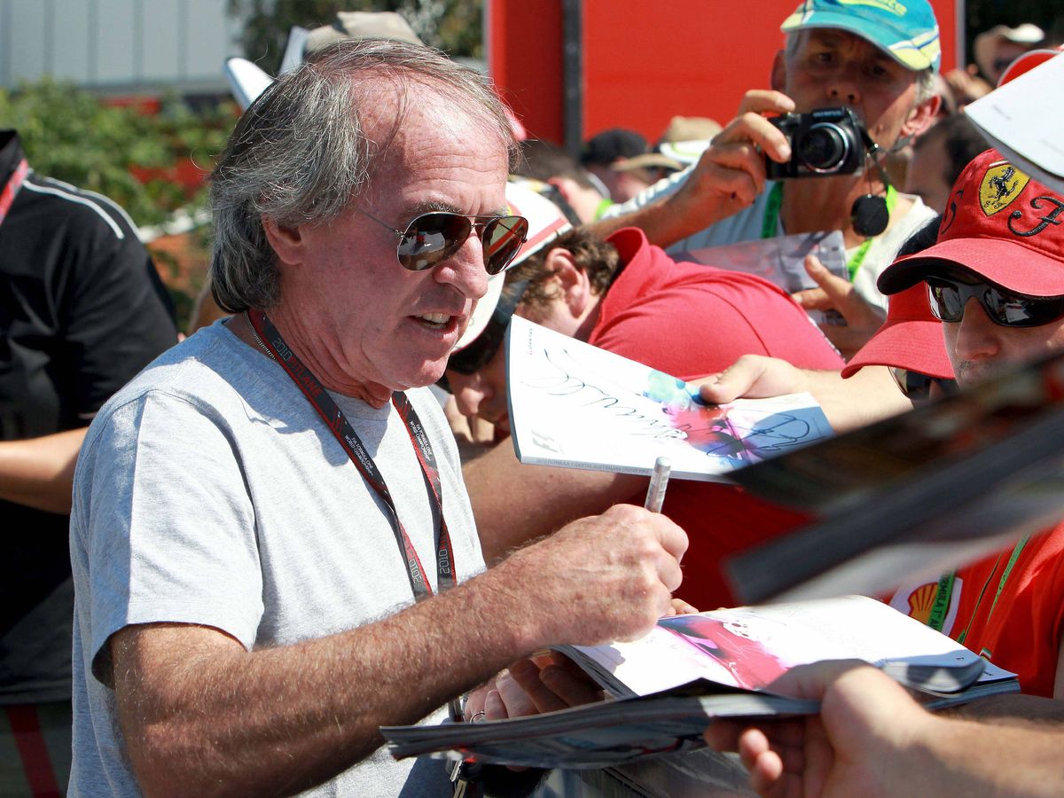 Foto: Jacques Laffite en el Gran Premio de Australia de 2010 firmando autógrafos