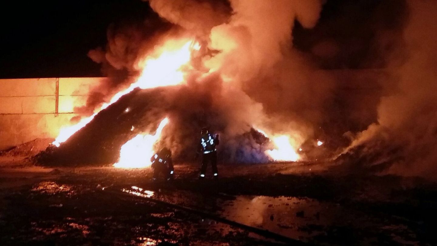 Incendio declarado en una empresa de reciclaje situada a las afueras de Calatayud (EFE)