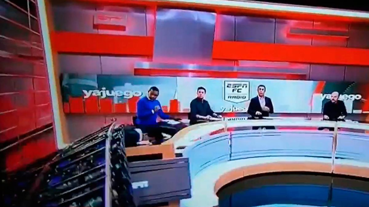 Una pantalla gigante se desploma sobre un periodista en un programa en directo