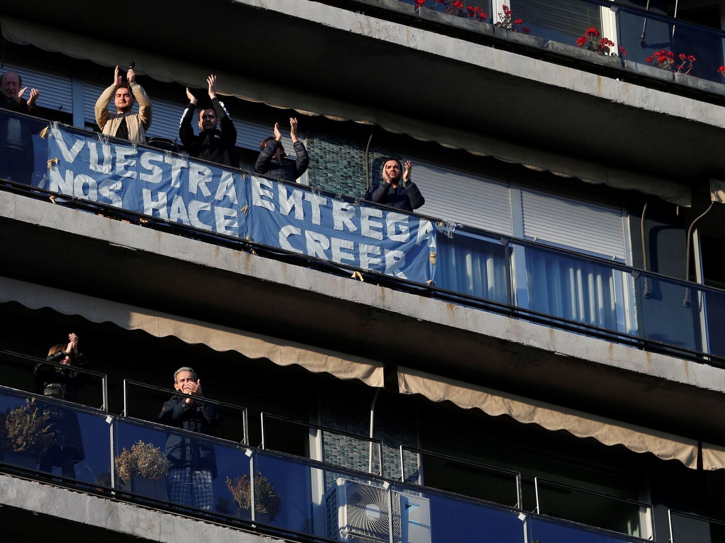 Vecinos aplauden desde sus balcones a los trabajadores de la Fundación Jiménez Díaz de Madrid. (EFE)