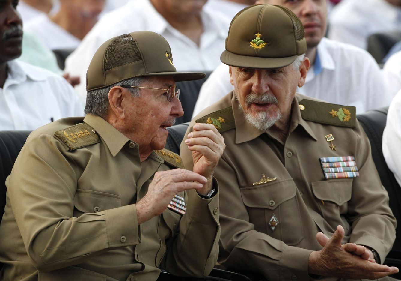 Raúl Castro habla con el vicepresidente cubano Ramiro Valdés durante un aniversario de la toma del cuartel Moncada. (Reuters)