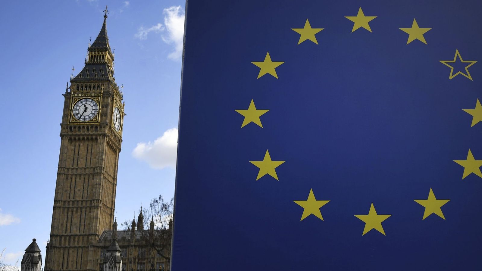 Foto: La bandera europea, junto al emblemático Big Ben londinense (EFE)