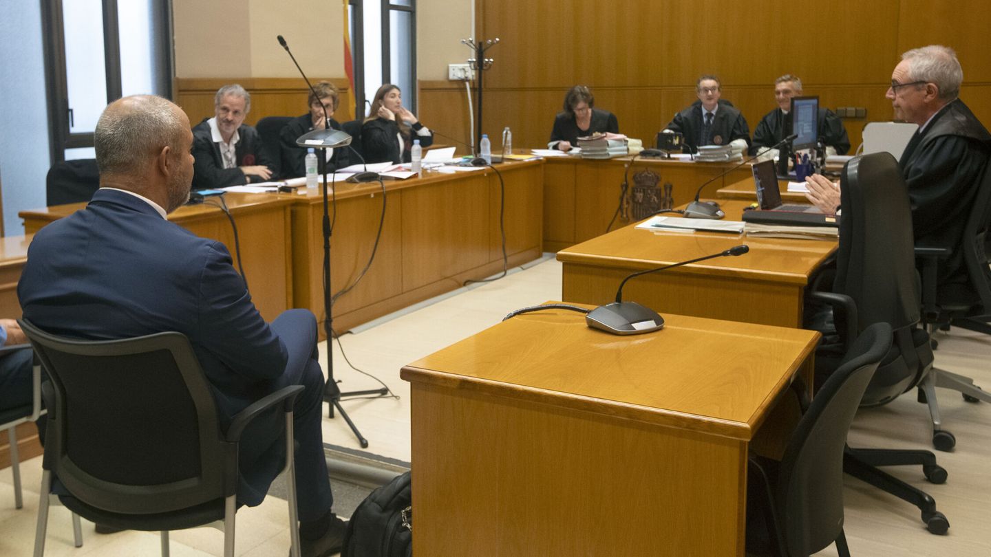 El 'exconseller' de Interior Miquel Buch (i) durante el juicio. (EFE/Marta Pérez)