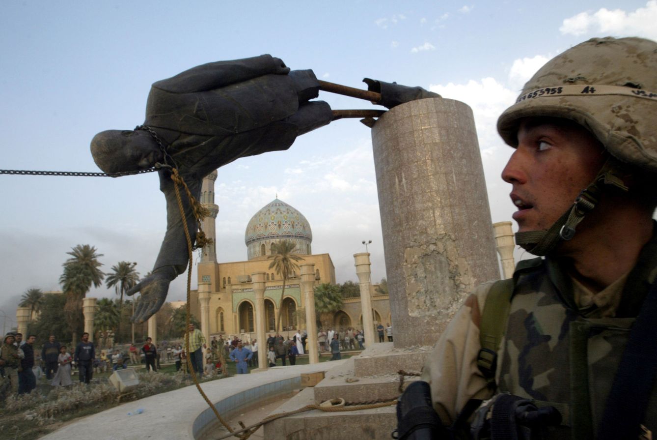 Un soldado americano, durante el derribo de la estatua de Saddam Hussein en Bagdad. (Reuters)