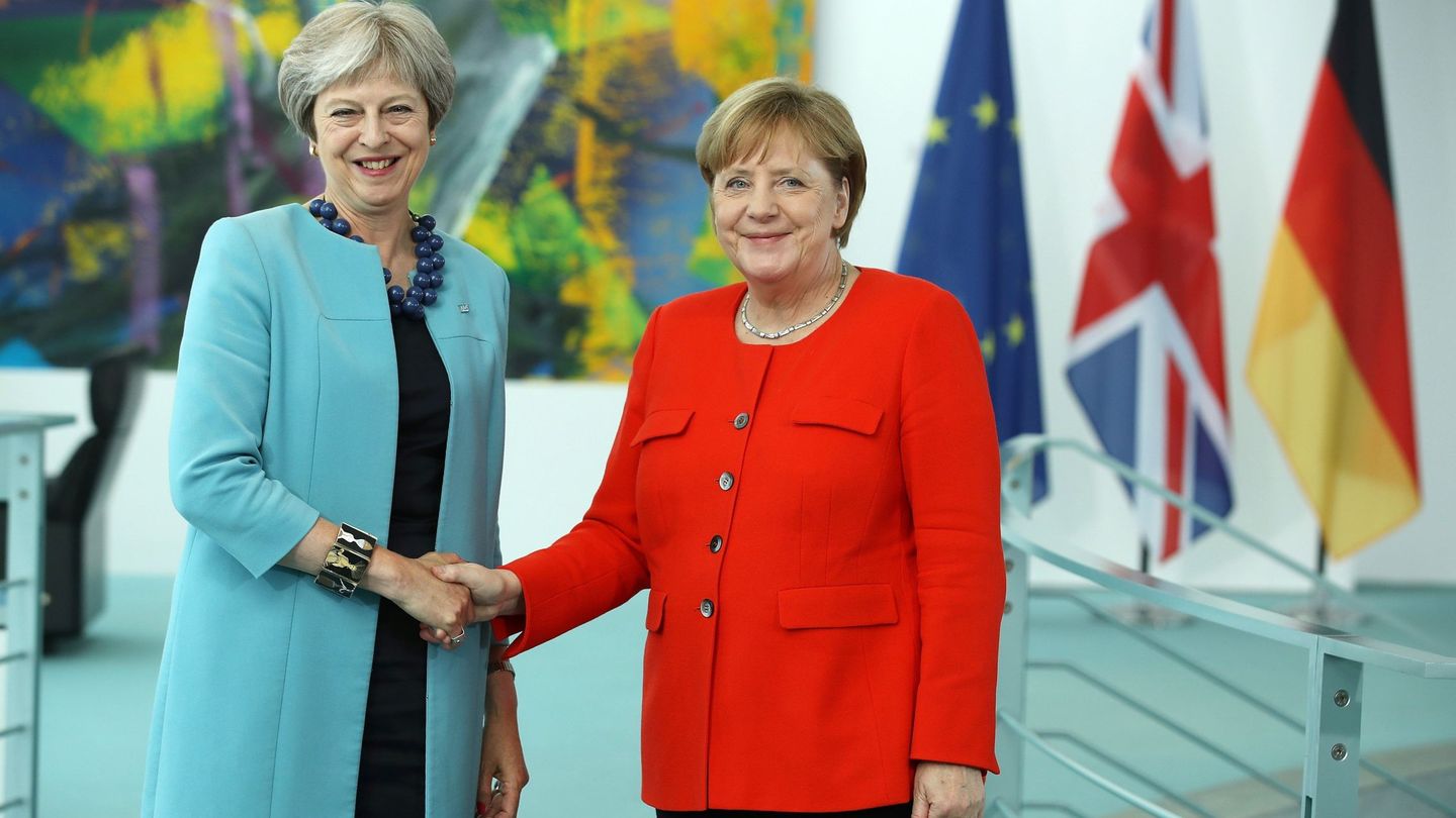 La canciller alemana, Angela Merkel, y la primera ministra del Reino Unido, Theresa May. (EFE)