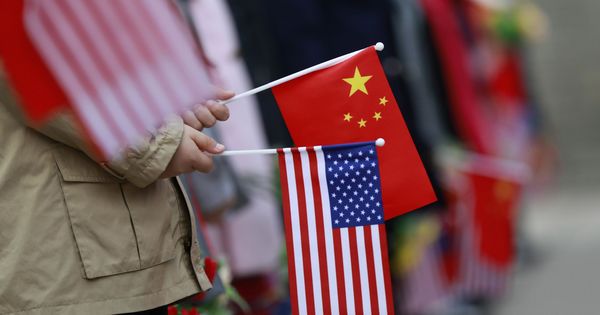 Foto: Las banderas de EEUU y China. (EFE)