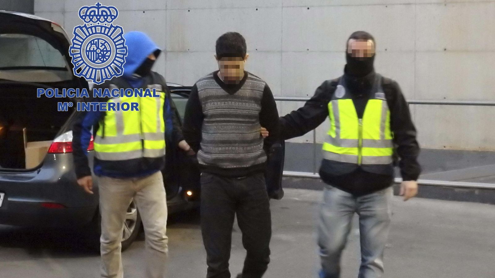 Foto: Fotografía facilitada por la Policía Nacional que muestra la detención de uno de ocho presuntos miembros de una célula yihadista. (Efe)
